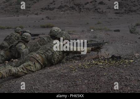 Les fantassins de l'Armée américaine affecté à la 10e Mountain Division fire une mitrailleuse M240 alors que la conduite d'entraînement de l'équipe sur une gamme à Djibouti, le 23 juin 2018. Tir réel de l'équipe fait partie d'un processus de qualification dans lequel les soldats exécuter des exercices de mouvement et de construire la cohésion de l'unité. Banque D'Images