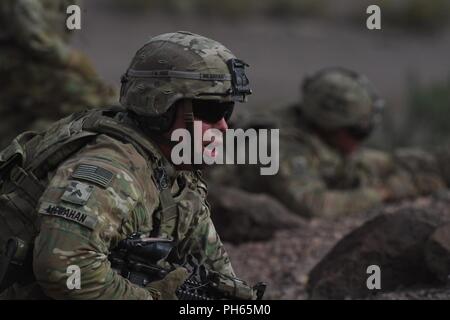 Les fantassins de l'Armée américaine affecté à la 10e Mountain Division hurle des commandes à son équipe pendant une équipe de tir réel sur une gamme à Djibouti, le 23 juin 2018. Tir réel de l'équipe fait partie d'un processus de qualification dans lequel les soldats exécuter des exercices de mouvement et de construire la cohésion de l'unité. Banque D'Images