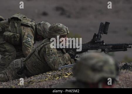 Les fantassins de l'Armée américaine affecté à la 10e Mountain Division fire une mitrailleuse M240 alors que la conduite d'entraînement de l'équipe sur une gamme à Djibouti, le 23 juin 2018. Tir réel de l'équipe fait partie d'un processus de qualification dans lequel les soldats exécuter des exercices de mouvement et de construire la cohésion de l'unité. Banque D'Images