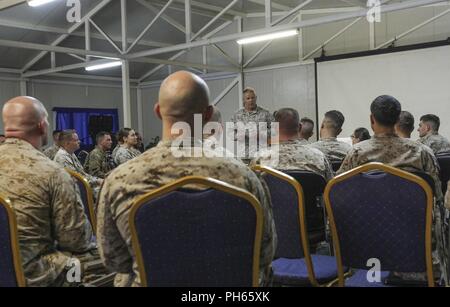 Commandant de la Marine Corps le général Robert B. Neller parle aux Marines américains au cours d'une assemblée publique à Bagdad, l'Iraq, le 25 juin 2018. Gen. Neller a parlé de son dernier message à la force "Execute" et répond aux questions. Banque D'Images