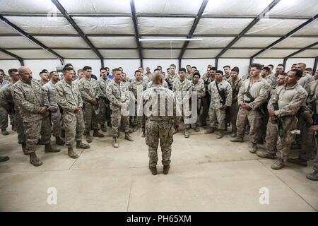 Commandant de la Marine Corps le général Robert B. Neller parle de marines et d'autres responsables militaires au cours d'une assemblée publique à Al Asad, l'Iraq, le 25 juin 2018. Gen. Neller a parlé de son dernier message à la force "Execute" et répond aux questions. Banque D'Images