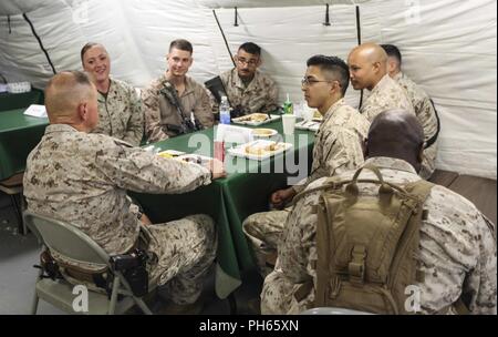 Commandant de la Marine Corps le général Robert B. Neller parle à marines pendant le déjeuner à Al Asad, l'Iraq, le 25 juin 2018. Gen. Neller a demandé aux Marines pour des idées pour améliorer le Corps des Marines et répond aux questions. Banque D'Images