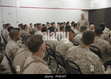 Commandant de la Marine Corps le général Robert B. Neller parle aux Marines américains au cours d'une assemblée publique à Al Taqaddum, l'Iraq, le 25 juin 2018. Gen. Neller a parlé de son dernier message à la force "Execute" et répond aux questions. Banque D'Images