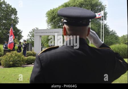 La Garde nationale de l'Arkansas aux États-Unis s'enrôle Senior Leader, le Sgt Commande. Le major Steven Veazey rend un hommage pendant le chant de l'hymne national à la cérémonie commémorative de la guerre de Corée l'Arkansas le 25 juin 2018, à MacArthur Park, à Little Rock, l'arche. La cérémonie a marqué le 68e anniversaire du début de la guerre de Corée et a servi comme un rappel des sacrifices consentis par ceux qui ont servi. Banque D'Images