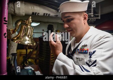 SAN DIEGO (27 juin 2018) Spécialiste en logistique 2e classe Christopher Renio se prépare à passer un appel sur le 1MC à bord du porte-avions USS Theodore Roosevelt (CVN 71). Theodore Roosevelt est actuellement amarré à San Diego l'objet d'un différentiel prévu la disponibilité. Banque D'Images