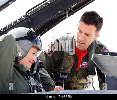 Le lieutenant-colonel Adam Turner, un F-16 pilote instructeur assigné à la 149e Escadre de chasse, de la Garde nationale, dont le siège est à Joint Base San Antonio-Lackland, Texas, prépare le sergent-chef. Mary Watkins, affecté à la 149e groupe d'opérations, pour son vol de familiarisation à Čáslav Air Base, République tchèque, le 22 juin 2018, au cours de ciel vengeur. (Air National Guard Banque D'Images