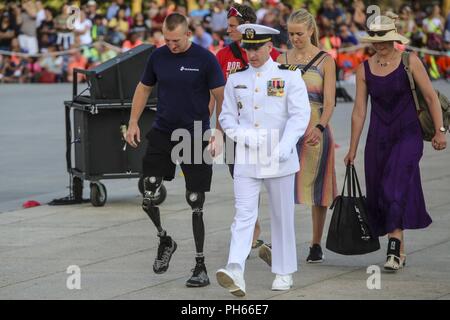 Vétéran Marine et paralympienne, Robert Jones, est escorté à la zone de l'examen par le capc Jason Duff, psychologue clinique, Marine Barracks Washington D.C., au cours d'une Parade au coucher du soleil mardi au Lincoln Memorial, Washington D.C., le 26 juin 2018. L'invité d'honneur pour la parade était l'honorable William McClellan Thornberry, Texas' 13e District du Congrès, membre du Congrès et l'hébergement a été le lieutenant général Steven R. Rudder, commandant adjoint de l'administration centrale, l'aviation, Marine Corps. Banque D'Images