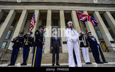 Le sous-secrétaire américain de la Défense Patrick M. Shanahan se réunit avec la secrétaire permanente du Ministère de la Défense Stephen Lovegrove au Pentagone à Washington, D.C., le 27 juin 2018. Banque D'Images