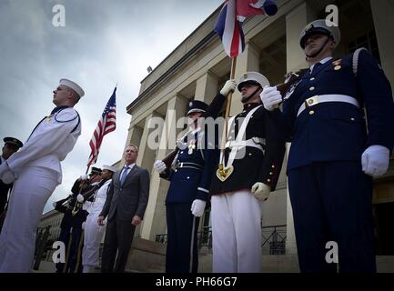 Le sous-secrétaire américain de la Défense Patrick M. Shanahan se réunit avec la secrétaire permanente du Ministère de la Défense Stephen Lovegrove au Pentagone à Washington, D.C., le 27 juin 2018. Banque D'Images