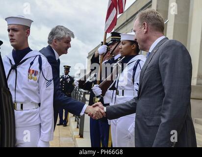 Le sous-secrétaire américain de la Défense Patrick M. Shanahan se réunit avec la secrétaire permanente du Ministère de la Défense Stephen Lovegrove au Pentagone à Washington, D.C., le 27 juin 2018. Banque D'Images