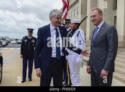 Le sous-secrétaire américain de la Défense Patrick M. Shanahan se réunit avec la secrétaire permanente du Ministère de la Défense Stephen Lovegrove au Pentagone à Washington, D.C., le 27 juin 2018. Banque D'Images