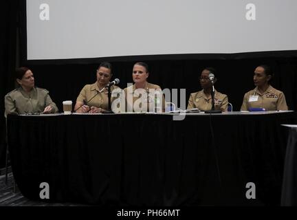 Le colonel Aube Alonso, centre, commandant du I Marine Expeditionary Force Information Group, JE MEF, répond aux questions de ses camarades officiers au cours de l'agent supérieur de bord à la 31e rapport annuel conjoint Women's Leadership Symposium au San Diego Convention Center, le 22 juin 2018. Le symposium a rassemblé des femmes de tous les services américains et 20 autres pays pour discuter de sujets allant de la santé des femmes et le bien-être pour le développement professionnel et le leadership. Banque D'Images