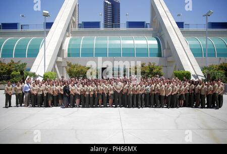 Les marines de l'ensemble du Marine Corps assister à la 31e rapport annuel conjoint Women's Leadership Symposium au San Diego Convention Center, 21-22 juin 2018. Le symposium a rassemblé des femmes de tous les services américains et 20 autres pays pour discuter de sujets allant de la santé des femmes et le bien-être pour le développement professionnel et le leadership. Banque D'Images