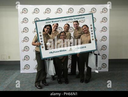 Je Marine Expeditionary Force Marines posent pour une photo à la 31e rapport annuel conjoint Women's Leadership Symposium au San Diego Convention Center, le 21 juin 2018. Le symposium a rassemblé des femmes de tous les services américains et 20 autres pays pour discuter de sujets allant de la santé des femmes et le bien-être pour le développement professionnel et le leadership. Banque D'Images