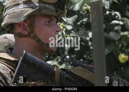 Le Cpl. Emilio Gonzalez, un policier militaire du bataillon logistique de combat avec 31 et un natif de Richmond, Virginie, fournit la sécurité lors d'une assistance humanitaire-secours en cas de catastrophe dans le cadre de la 31e Marine Expeditionary Unit's MEU Exercice à Kin Bleu, Okinawa, Japon, le 27 juin 2018. MEUEX est le premier d'une série d'événements de formation de pré-déploiement qui préparent la 31e MEU à déployer à tout moment. La 31e MEU, le Marine Corps' seulement continuellement de l'avant-déployés MEU, fournit une force flexible prêt à réaliser une vaste gamme d'opérations militaires. Banque D'Images