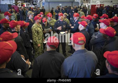 SAN DIEGO (26 juin 2018) Chef d'Controlman Dommages Brandon Hays informe le contrôle des dommages de l'équipe de formation lors d'un produit chimique, biologique et radiologique d'entraînement à la zone du navire d'assaut amphibie USS Bonhomme Richard (DG 6). Bonhomme Richard est à San Diego, Californie, la préparation en vue d'un déploiement imminent. Banque D'Images