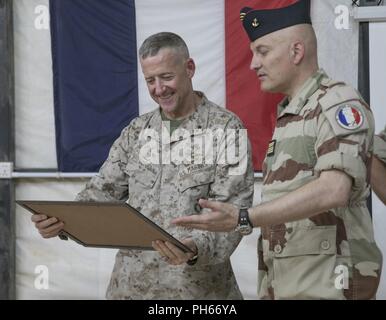 U.S. Marine Brigue. Le général Robert Sofge reçoit une plaque d'appréciation à la base aérienne d'Al Asad, l'Iraq, le 26 juin 2018. Il y a 75 partenaires de la Coalition engagés à l'objectif d'éliminer la menace posée par ISIS en Iraq et la Syrie et ont contribué à divers titres à l'effort. Banque D'Images