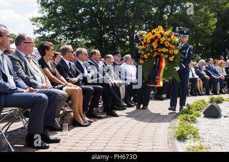 Les membres de la Base aérienne de Ramstein couronnes de laïcs de la garde d'honneur au Pont Aérien de Berlin 70e anniversaire commémoration à l'Aéroport International de Francfort, Allemagne, le 26 juin 2018. La pose de la Couronnes oubliée de ceux qui ont été tués au cours de la mission 1948. Banque D'Images