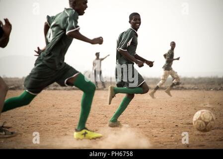 Les membres de l'Armée de Djibouti (FAD) affecté à l'intervention rapide bataillon, jouer au soccer à l'extérieur de la ville de Djibouti, le 25 juin 2018. Les membres de la côte sur une période de cinq semaines de cours couvrant combatives, d'armes, et de combattre en sauvetage. Banque D'Images