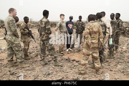 Les soldats de l'Armée américaine à partir de la 10e division de montagne la formation des nouveaux membres du bataillon d'intervention rapide, une unité d'intervention de crise de l'armée djiboutienne, sur un site à l'extérieur de la ville de Djibouti, le 25 juin 2018. Les membres de la côte sur une période de cinq semaines de cours couvrant combatives, d'armes, et de combattre en sauvetage.