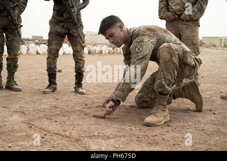 Un fantassin de l'Armée américaine à partir de la 10e division de montagne une cartographie des communes des procédures pour les nouveaux membres du bataillon d'intervention rapide, une unité d'intervention de crise de l'armée djiboutienne, sur un site à l'extérieur de la ville de Djibouti, le 25 juin 2018. Les membres de la côte sur une période de cinq semaines de cours couvrant combatives, d'armes, et de combattre en sauvetage. Banque D'Images