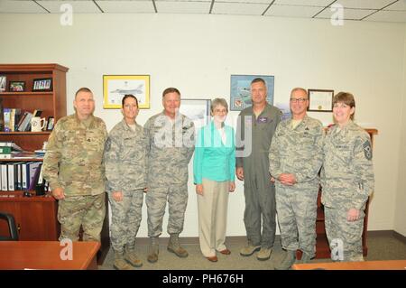 Les hauts dirigeants de la Garde nationale du Dakota du Sud a eu une occasion unique de rencontrer l'honorable Heather Wilson, secrétaire de l'Armée de l'air, à Joe Foss Field, le 26 juin. Banque D'Images