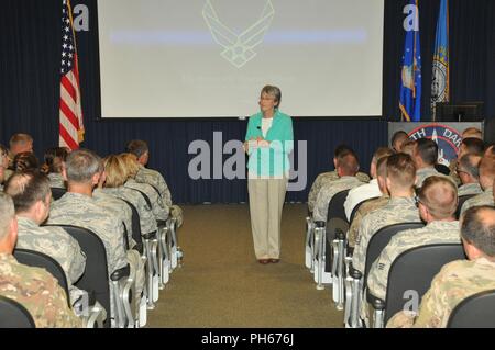 L'honorable Heather Wilson, secrétaire de l'Air Force, l'adresse des membres de la 114e Escadre de chasse au cours d'une séance de discussion ouverte, Joe Foss Field, S.D., 26 juin. La force de l'air deux grandes priorités, selon Wilson, sont prêts et la modernisation. La 114e Escadre de chasse incarne ces objectifs. Banque D'Images