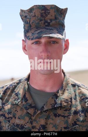 Lieutenant du Corps des Marines américain Anthony cône est un chef de section au 3e bataillon de police participant à KHAAN QUEST 2018 À CINQ Hills Domaine de formation, la Mongolie. La mission du 3e LEB est d'effectuer l'ordre public, dans le but d'améliorer l'environnement de sécurité et de promouvoir l'état de droit à l'appui de la masse d'Air Maritime Force opérationnelle. Khaan Quest 2018 est un exercice multinational, co-parrainé par américaines du Pacifique et organisé chaque année par le forces armées mongoles. KQ18 est la dernière d'une série d'exercices destinés à promouvoir la paix régionale Banque D'Images