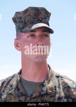 Lieutenant du Corps des Marines américain Anthony cône est un chef de section au 3e bataillon de police participant à KHAAN QUEST 2018 À CINQ Hills Domaine de formation, la Mongolie. La mission du 3e LEB est d'effectuer l'ordre public, dans le but d'améliorer l'environnement de sécurité et de promouvoir l'état de droit à l'appui de la masse d'Air Maritime Force opérationnelle. Khaan Quest 2018 est un exercice multinational, co-parrainé par américaines du Pacifique et organisé chaque année par le forces armées mongoles. KQ18 est la dernière d'une série d'exercices destinés à promouvoir la paix régionale Banque D'Images