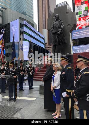 New York (aumônier de la Garde nationale de l'Armée Le lieutenant Le colonel) Scott Ehler, gauche, introduit la partie officielle pour commémorer la vie et la carrière de New York de l'aumônier de la Garde nationale de l'Armée de Père Francis P. Duffy à Times Square le 27 juin 2018. Ehler rejoint avec le Cardinal Archevêque de New York Timothy Dolan, Commissaire national de la PREMIÈRE GUERRE MONDIALE, le Dr Libby O'Connell et l'aumônier de la Garde nationale, l'aumônier (Brig. Gen.) Kenneth "Ed" Brandt pour commémorer Duffy's service dans la PREMIÈRE GUERRE MONDIALE. U.S. Army National Guard Banque D'Images