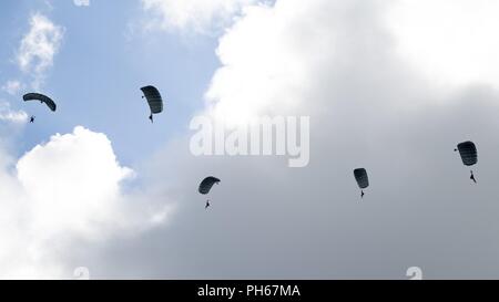 Air Force Special Tactics l'opérateur effectue une altitude élevée, faible-ouverture de parachutisme militaire Hurlburt Field, en Floride, le 27 juin 2018. Er les opérateurs sont formés pour accéder à l'homme et naturellement contestée, dégradés et opérationnel des environnements contestée afin de fournir des options pour voies de fait, de manœuvrer et de projection de puissance. Banque D'Images