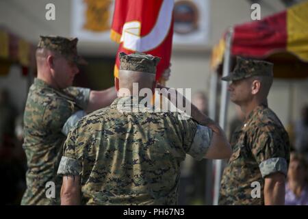 Le lieutenant-colonel Adam L. Jeppe abandonne le commandement de l'escadron 31 de la logistique de l'Aviation maritime au lieutenant-colonel Anthony C. Lyons à bord de Marine Corps Air Station Beaufort le 25 juin. Après l'abandon de commande, Jeppe a reçu la Médaille du service méritoire pour son service en tant que commandant du les Stingers. Banque D'Images