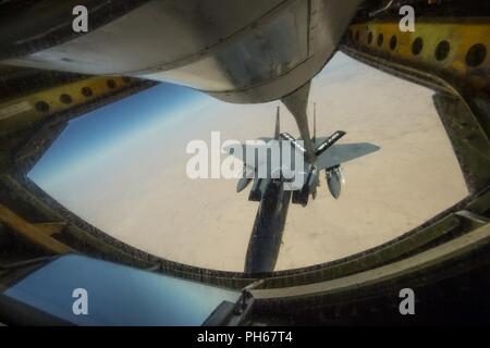 Un U.S. Air Force F-15 Eagle reçoit en vol du carburant à partir d'un KC-135 Stratotanker affecté à la 28e Escadron expéditionnaire de ravitaillement en vol au cours d'une mission de ravitaillement en vol à l'appui de l'opération inhérents résoudre sur l'Irak, le 26 juin 2018. La 28e oreilles est affecté à la 385e groupe d'opérations expéditionnaires et prend en charge les différentes opérations dans des pays comme l'Iraq, la Syrie et l'Afghanistan. Banque D'Images