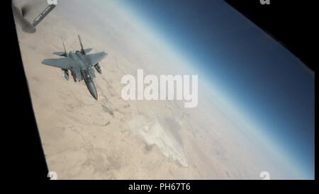 Un U.S. Air Force F-15 Eagle loin banques après avoir reçu en vol du carburant à partir d'un KC-135 Stratotanker affecté à la 28e Escadron expéditionnaire de ravitaillement en vol au cours d'une mission de ravitaillement en vol à l'appui de l'opération inhérents résoudre sur l'Irak, le 26 juin 2018. La supériorité aérienne de l'Aigle est obtenu grâce à un mélange de maniabilité et l'accélération sans précédent, gamme, d'armes et de l'avionique. Banque D'Images