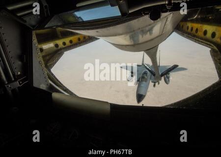 Un U.S. Air Force F-15 Eagle reçoit en vol du carburant à partir d'un KC-135 Stratotanker affecté à la 28e Escadron expéditionnaire de ravitaillement en vol au cours d'une mission de ravitaillement en vol à l'appui de l'opération inhérents résoudre sur l'Irak, le 26 juin 2018. Le F-15 Eagle est un tout-temps, très maniable, destinée à permettre d'appui tactique de l'Armée de l'air d'obtenir et de maintenir la suprématie aérienne sur le champ de bataille. Banque D'Images