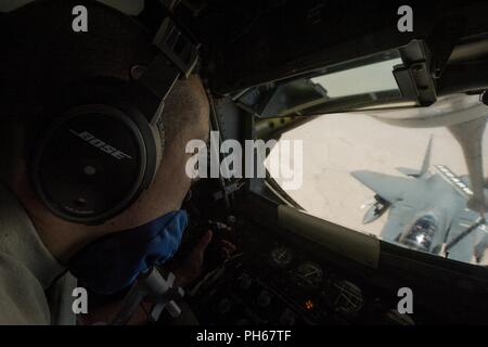 Un KC-135 de l'US Air Force perchman affecté à la 28e Escadron de ravitaillement en vol expéditionnaire exploite une rampe à fournir du carburant à l'U.S. Air Force F-15 Eagle au cours d'une mission de ravitaillement en vol à l'appui de l'opération inhérents résoudre sur l'Irak, le 26 juin 2018. Le KC-135 de ravitaillement en vol des États-Unis d'offre et les forces de la Coalition à l'appui de l'opération de l'OTAN, résoudre inhérent à la Mission de soutien de l'opération Resolute et liberté's Sentinel. Banque D'Images