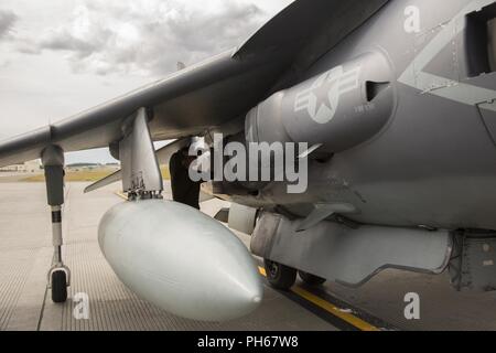 Lance le Cpl. Ryan Anzai, mécanicien d'aéronef affecté à Marine Attack Squadron (VMA) 214 effectue ses inspections quotidiennes après l'arrivée de leurs Harrier AV-8B at Joint Base Elmendorf-Richardson, Alaska, le 27 juin 2018. VMA-214 participera à la 2018 Arctic Thunder Air Show avec le survol de la souris, et une démonstration d'affichage statique. Banque D'Images