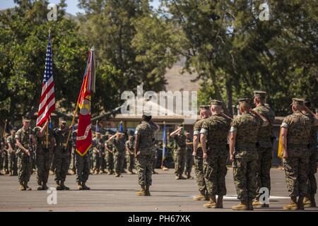 Les Marines américains avec 2e Bataillon, 11e Régiment de Marines, 1 Division de marines, de saluer lors de la cérémonie de passation de commandement au Marine Corps Base Camp Pendleton, en Californie, le 26 juin 2018. La cérémonie de passation de commandement a représenté l'adoption officielle de l'autorité du commandant, le lieutenant Col offgoing Patrick F. Eldridge, au nouveau commandant, le Lieutenant-colonel Caleb Hyatt. Banque D'Images