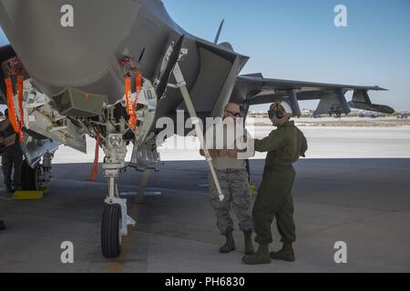 Les Marines américains avec Marine Fighter Attack Squadron (VMFA) 122, Marine Corps Air Station (MCAS) Yuma, effectuer des exercices avec des aviateurs américains attaché à la 4e Unité de maintenance d'aéronefs, Hill Air Force Base, en Utah, le MCAS Yuma (Arizona), le 26 juin 2018. L'exercice à l'épreuve, pour la première fois, l'interopérabilité des systèmes d'armes de chargement entre les services F-35's. L'Armée de l'air fonctionne avec le F-35A Lightning II, tandis que le Corps des Marines des États-Unis fonctionne avec le F-35B Lightning II. Banque D'Images