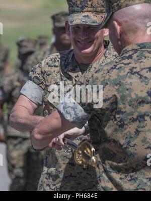 Le sergent du Corps des Marines des États-Unis. Le major William T. Semeurs, offgoing, passe le traditionnel sous-officier épée au major général Eric M. Smith, le général commandant de la 1ère Division de marines (MARDIV), au cours de sergent-major du 1er secours MARDIV et nomination cérémonie au Marine Corps Base Camp Pendleton, en Californie, le 28 juin 2018. La cérémonie a été l'occasion de célébrer le sergent-major entrant, le Sgt. Le major Terrance C. Whitcomb, et dire au revoir à l'offgoing le sergent major, semeurs. Banque D'Images