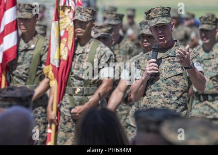 Corps des Marines américains, le général Eric M. Smith, le général commandant la 1ère Division de marines, donne la parole durant une cérémonie à la retraite Marine Corps Base Camp Pendleton, en Californie, le 28 juin 2018. La cérémonie est l'occasion de reconnaître le Sgt. Le major William T. semeurs avec succès après 30 années de service honorable service militaire. Banque D'Images