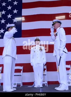 Le Capitaine Jeremy Smith salue le capitaine William Timmons comme Smith soulage Timmons en tant que commandant du Secteur de la Garde côtière de la rivière Columbia sous la direction d'Adm arrière. David Throop, commandant de la Garde côtière canadienne 13e arrondissement, à une cérémonie de passation de commandement tenue à Pagosa Springs, Oregon, le 28 juin 2018. Fleuve Columbia secteur s'étend sur la moitié sud de Washington, tous de l'Oregon, la plupart de l'Idaho, et comprend 465 kilomètres de rivières navigables, 420 kilomètres de côtes, 33 ports et 12 bars de la rivière. Banque D'Images