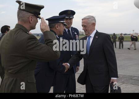 Le Secrétaire de la Défense James N. Mattis est accueilli par, de gauche à droite, le Corps des Marines américains Brig. Le général Christopher J. Mahoney, USFJ commandant adjoint, le lieutenant général Koku-Jieitai Hiroaki Maehara, commandant du Commandement de la défense aérienne de l'US Air Force et le lieutenant Gen Jerry P. Martinez, commandant américain Forces-Japan après l'atterrissage à Yokota Air Base, Japon, le 28 juin 2018. Mattis est ici pour visiter les hauts dirigeants du gouvernement japonais de réaffirmer l'importance de l'Alliance des États-Unis - Japon et pour discuter de la coopération sur une variété de questions de sécurité régionale. Banque D'Images