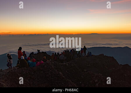 Les gens sur le sommet du volcan Rinjani à regarder le lever du soleil, Lombok, Indonésie Banque D'Images