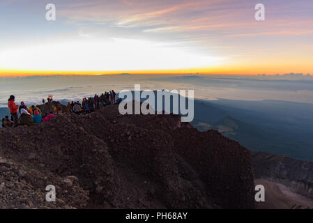 Les gens sur le sommet du volcan Rinjani à regarder le lever du soleil, Lombok, Indonésie Banque D'Images