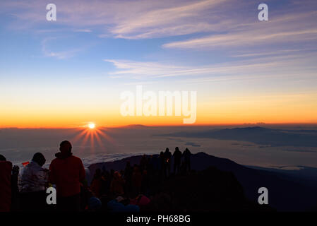 Les gens sur le sommet du volcan Rinjani à regarder le lever du soleil, Lombok, Indonésie Banque D'Images