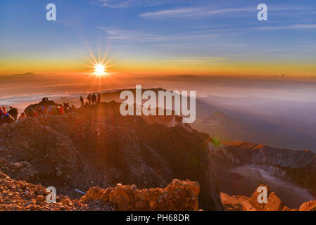 Les gens sur le sommet du volcan Rinjani à regarder le lever du soleil, Lombok, Indonésie Banque D'Images