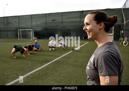Kaboul, Afghanistan (Juin 21, 2018) -- Le Capitaine de l'armée américaine Kelly Avant, physiothérapeute et professeur de yoga certifié est titulaire d'un concours pour voir qui peut contenir le "Crow" constituent la plus longue durant la Journée Internationale de Yoga à Hamid Karzaï, l'aéroport international de Kaboul, Afghanistan. L'avant est un agent de service actif en poste à Washington et est actuellement déployée pour appuyer résolument, en soutenant le rôle de HKIA 2 Installation de traitement médical et de la Garde nationale Maryland 224e du Centre médical de soutien de secteur (ASMC). Journée Internationale de Yoga, communément appelée Journée de Yoga, a été célébrée chaque année le 21 juin tr Banque D'Images
