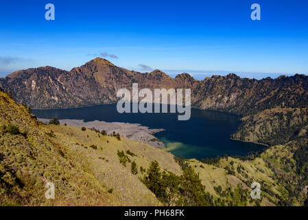 Lac de cratère du volcan Rinjani, Lombok, Indonésie Banque D'Images