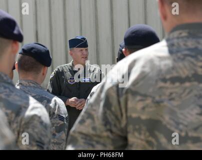 U.S. Air Force Gen. Tod D. Wolters, les forces aériennes américaines en Europe et de l'air, commandant de l'Afrique parle d'aviateurs du 100e Escadron des Forces de sécurité au cours d'une visite à RAF Mildenhall, Angleterre, le 22 juin 2018. Wolters a rencontré des aviateurs et discuté de l'importance de la 100e Escadre de ravitaillement en vol a pour mission en Europe. Banque D'Images